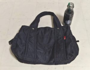 普段使いの黒ナイロントートバッグ