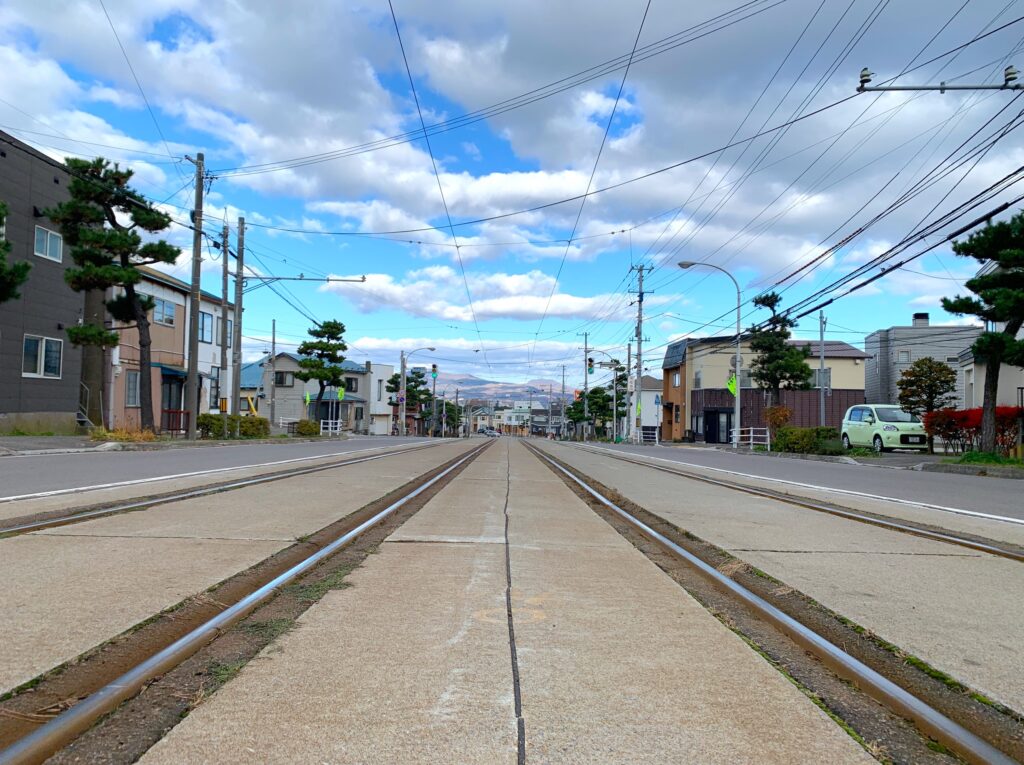最寄りの青柳町駅からの市電の眺め